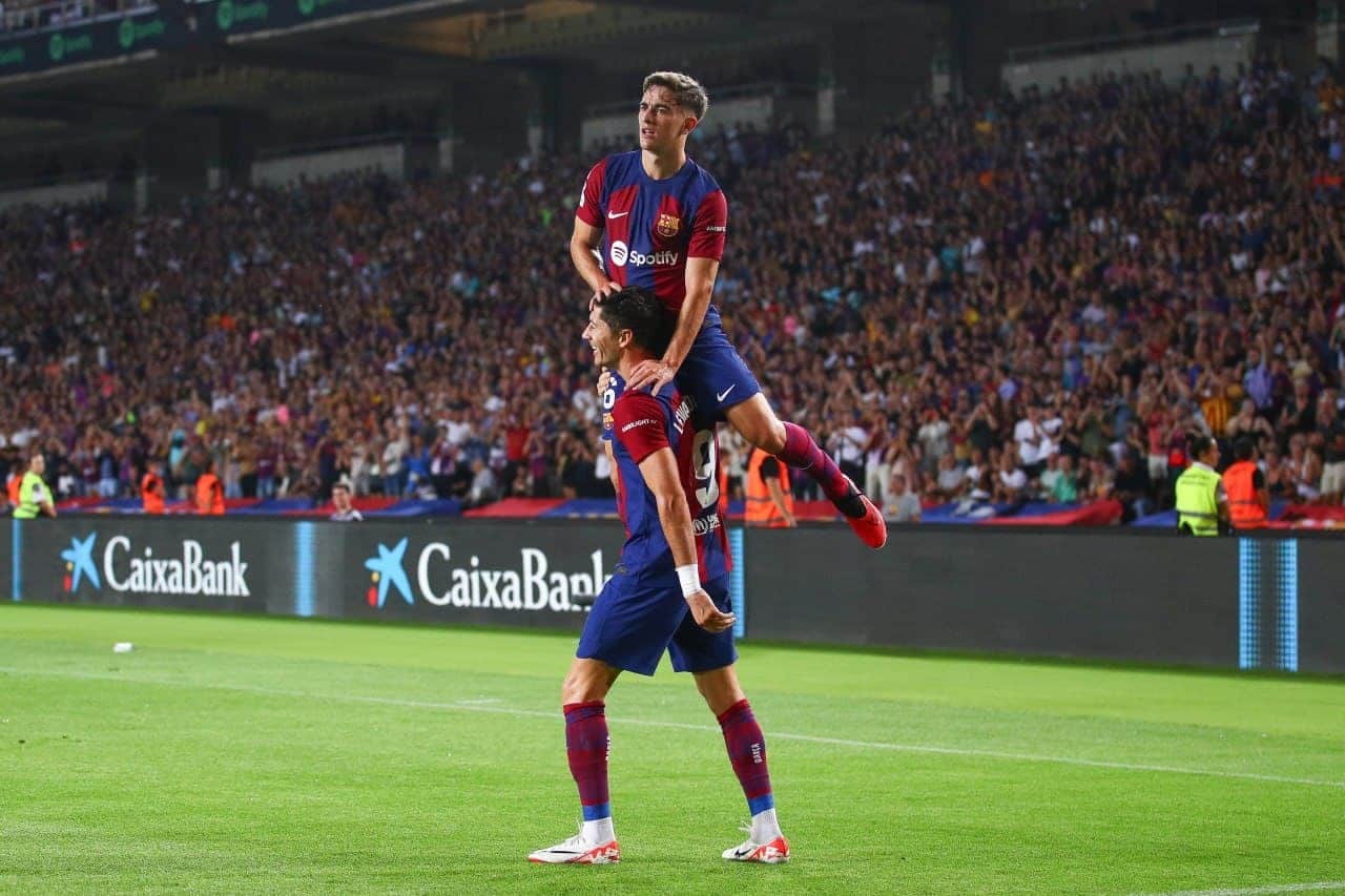 روبرت ليفاندوفسكي - بابلو جافي - برشلونة (المصدر:Gettyimages)
