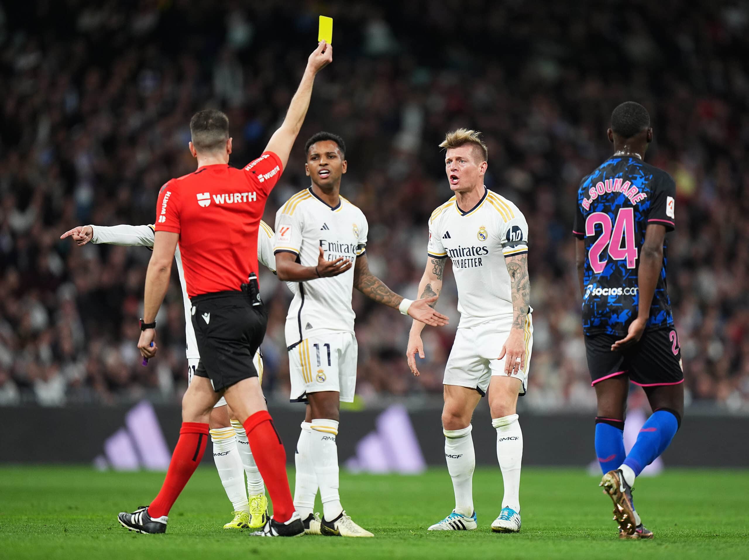 حكم مباراة ريال مدريد ضد إشبيلية يُنذر توني كروس