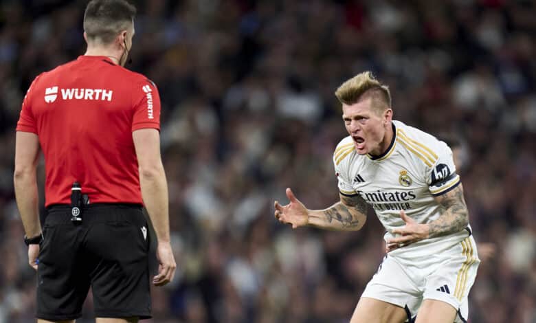 توني كروس يعترض على حكم مباراة ريال مدريد ضد إشبيلية