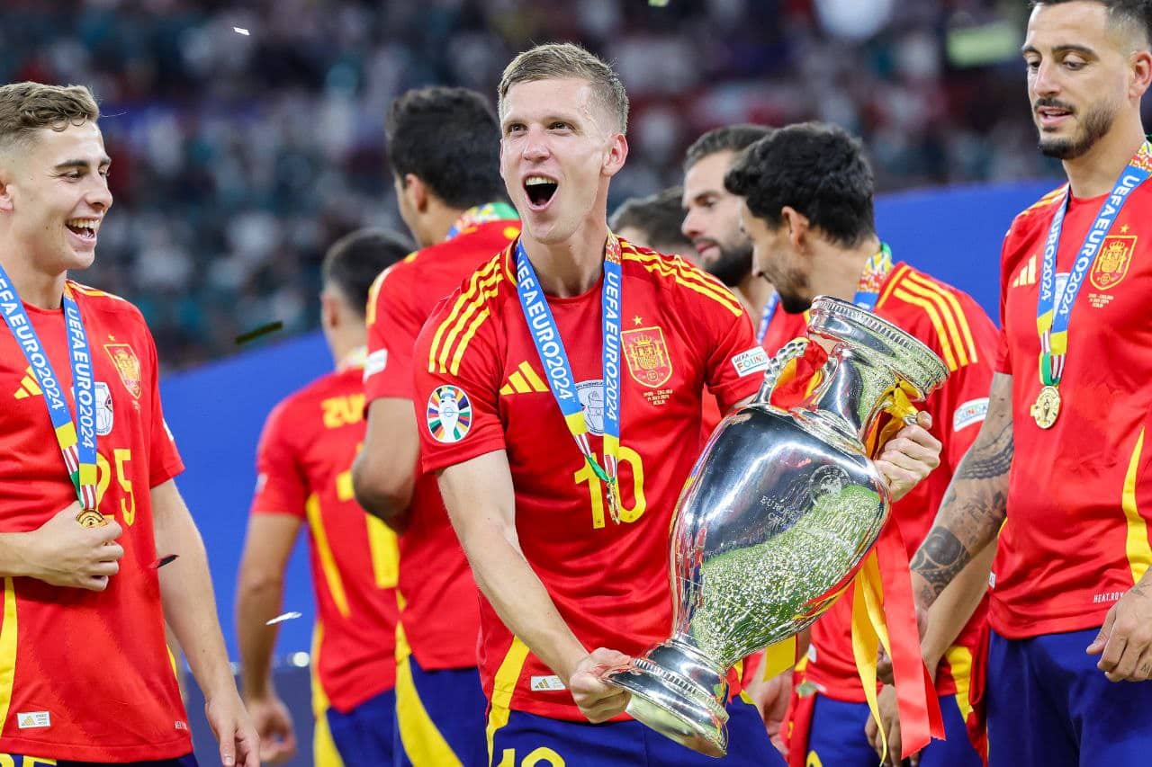 داني أولمو لاعب منتخب إسبانيا