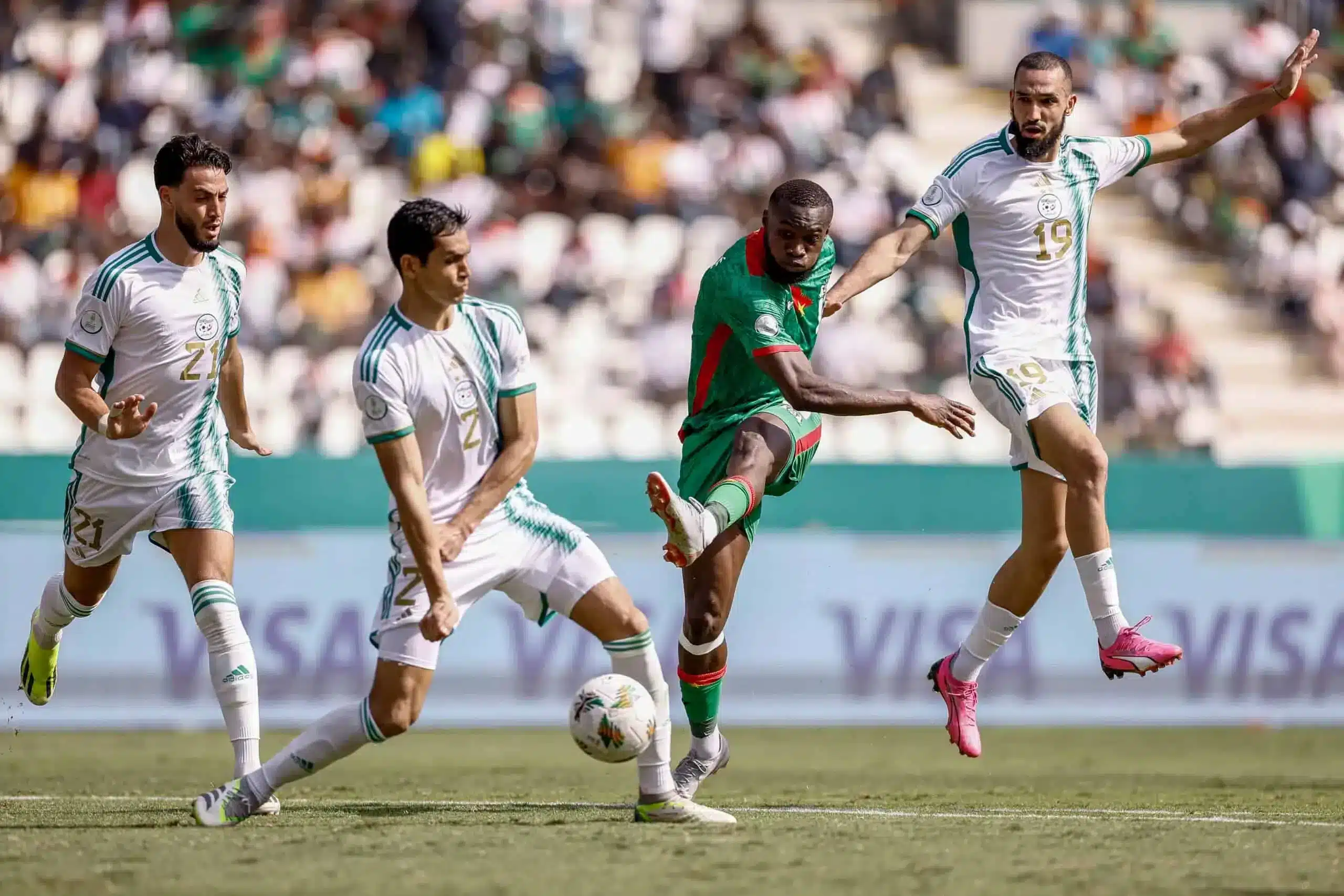 القنوات الناقلة لمباراة الجزائر ضد غينيا الاستوائية في تصفيات أمم إفريقيا 2025