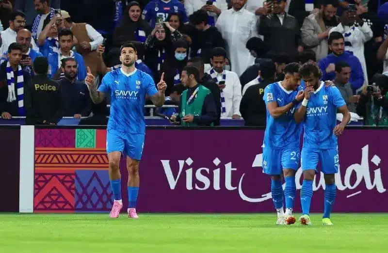 نتيجة مباراة الهلال ضد الفيحاء.. الزعيم يقبل هدية القادسية