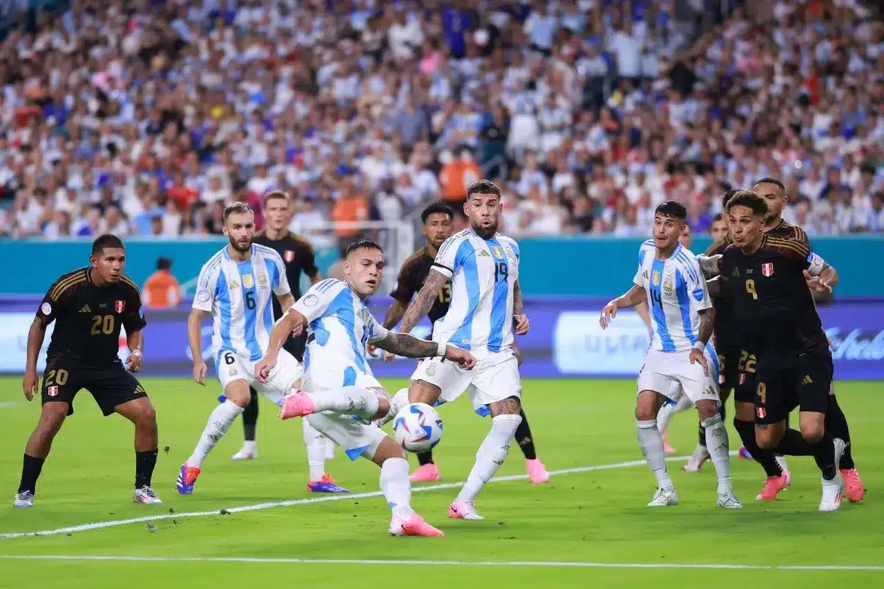 القنوات الناقلة لمباراة الأرجنتين ضد كولومبيا في تصفيات كأس العالم 2026