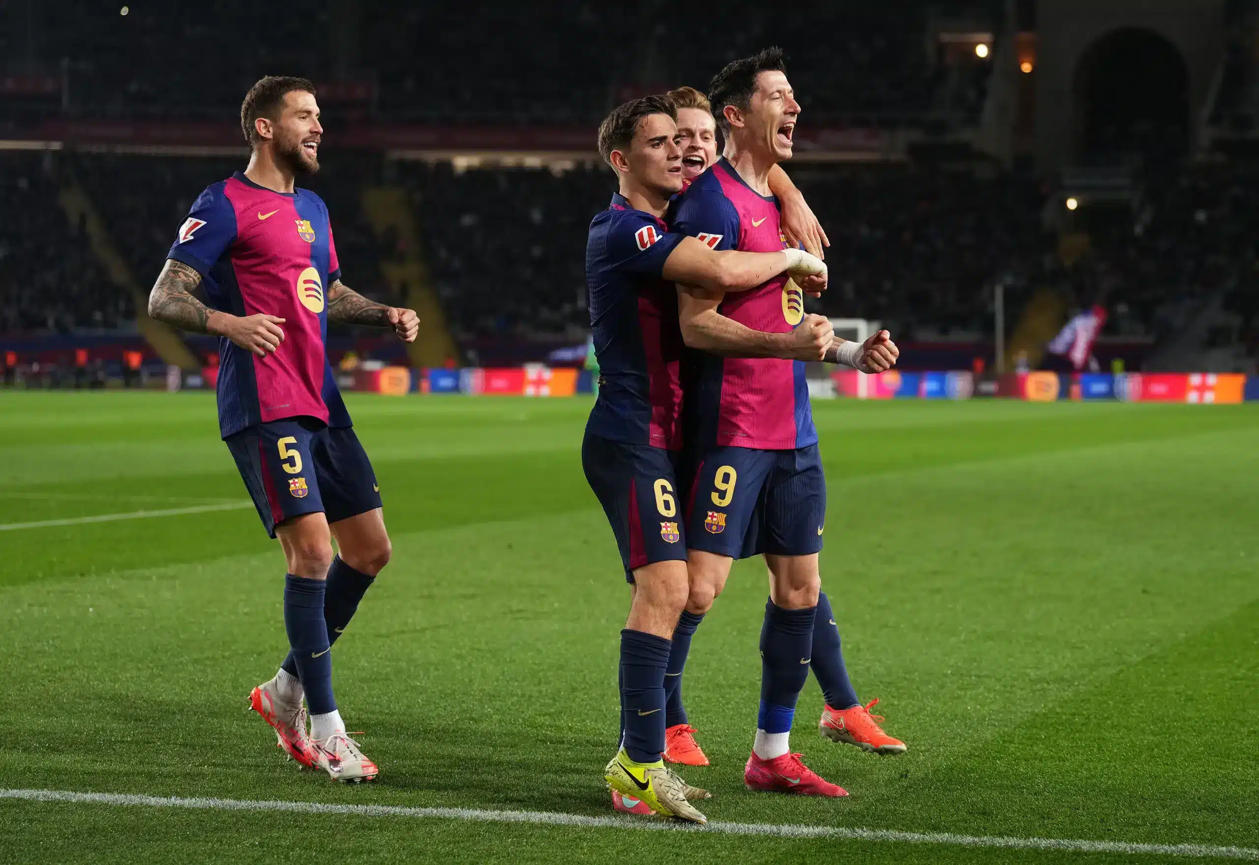 روبرت ليفاندوفسكي - جافي - برشلونة (المصدر:Gettyimages)