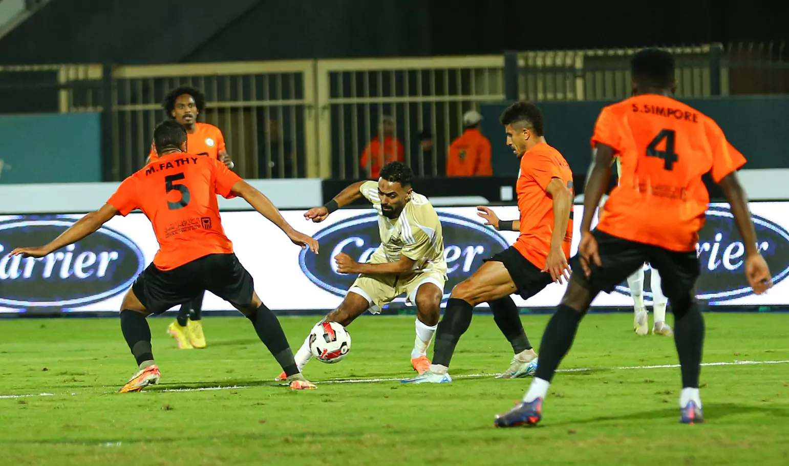 القنوات الناقلة لمباراة الأهلي ضد البنك الأهلي في الدوري المصري 2025