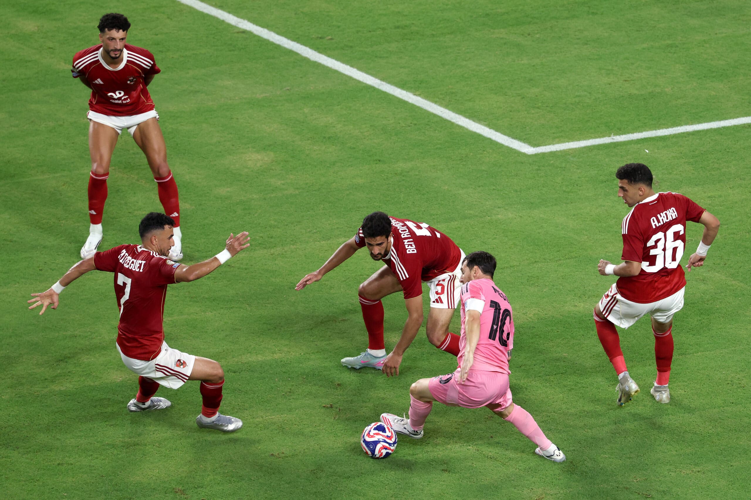 ليونيل ميسي ضد لاعبي الأهلي - المصدر: getty images