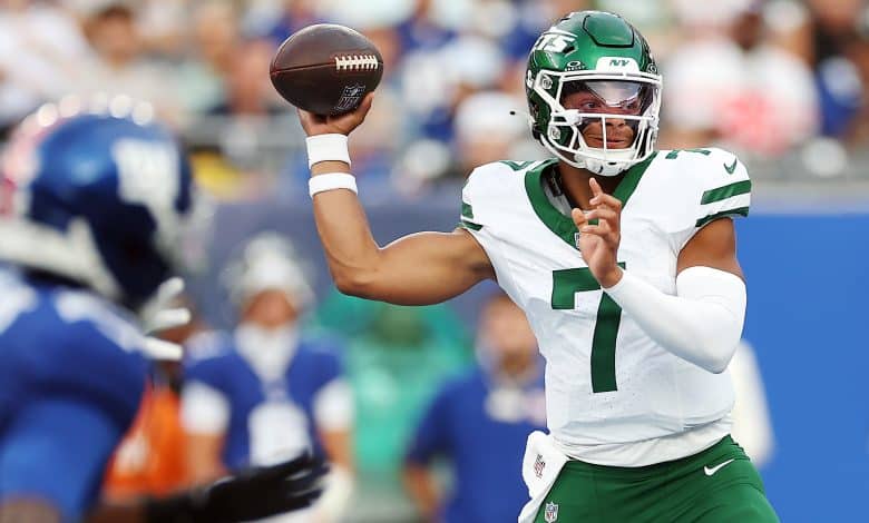 Justin Fields #7 of the New York Jets in action