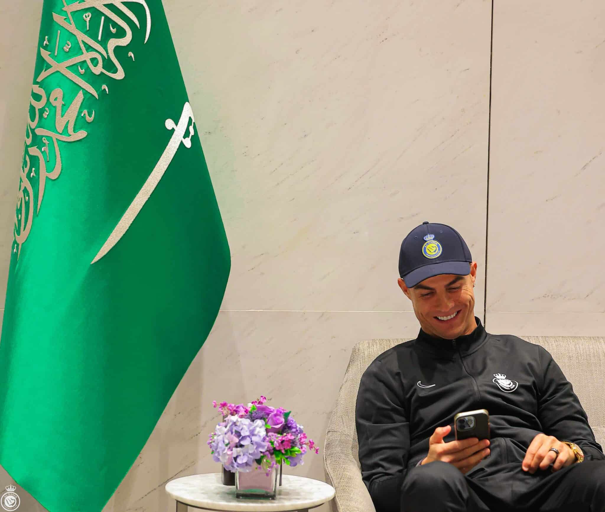 Cristiano Ronaldo rindo para o celular