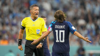 Modric reclamando com Daniele Orsato em jogo da Croácia e Argentina