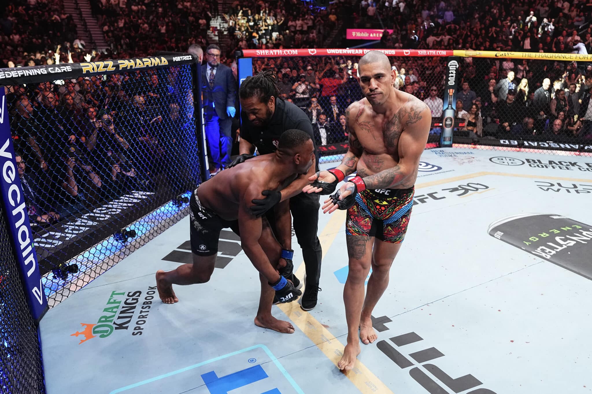UFC 300 - Pereira vs Hill, Poatan comemorando vitória