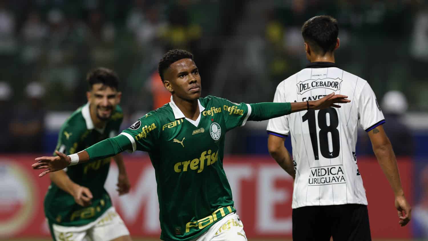 Estêvão comemora gol pelo Palmeiras na Libertadores