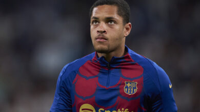 Vitor Roque em aquecimento pelo Barcelona