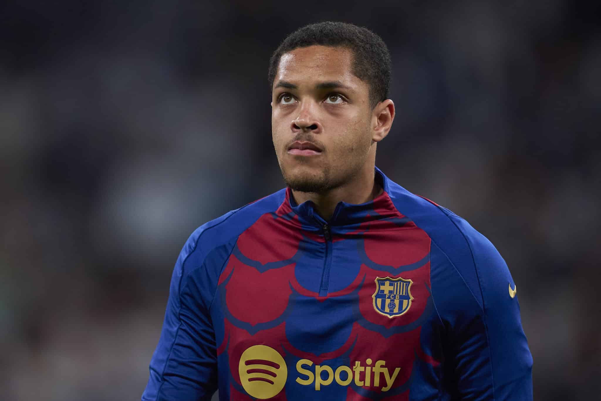 Vitor Roque em aquecimento pelo Barcelona