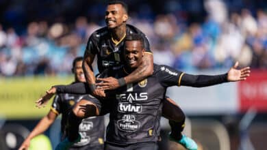 Jô, atacante do Amazonas, celebrando gol