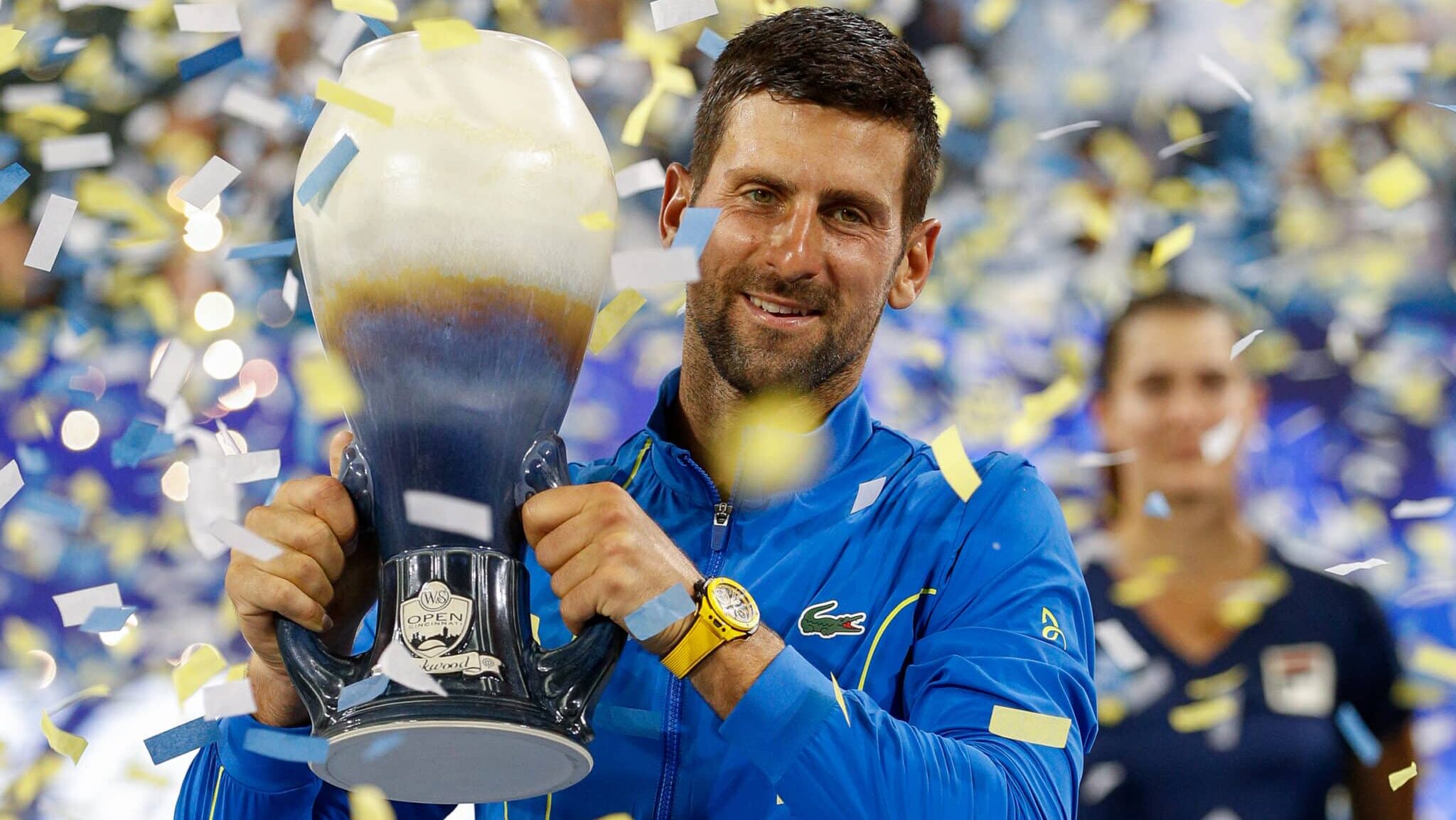 Novak Djokovic com uma taça