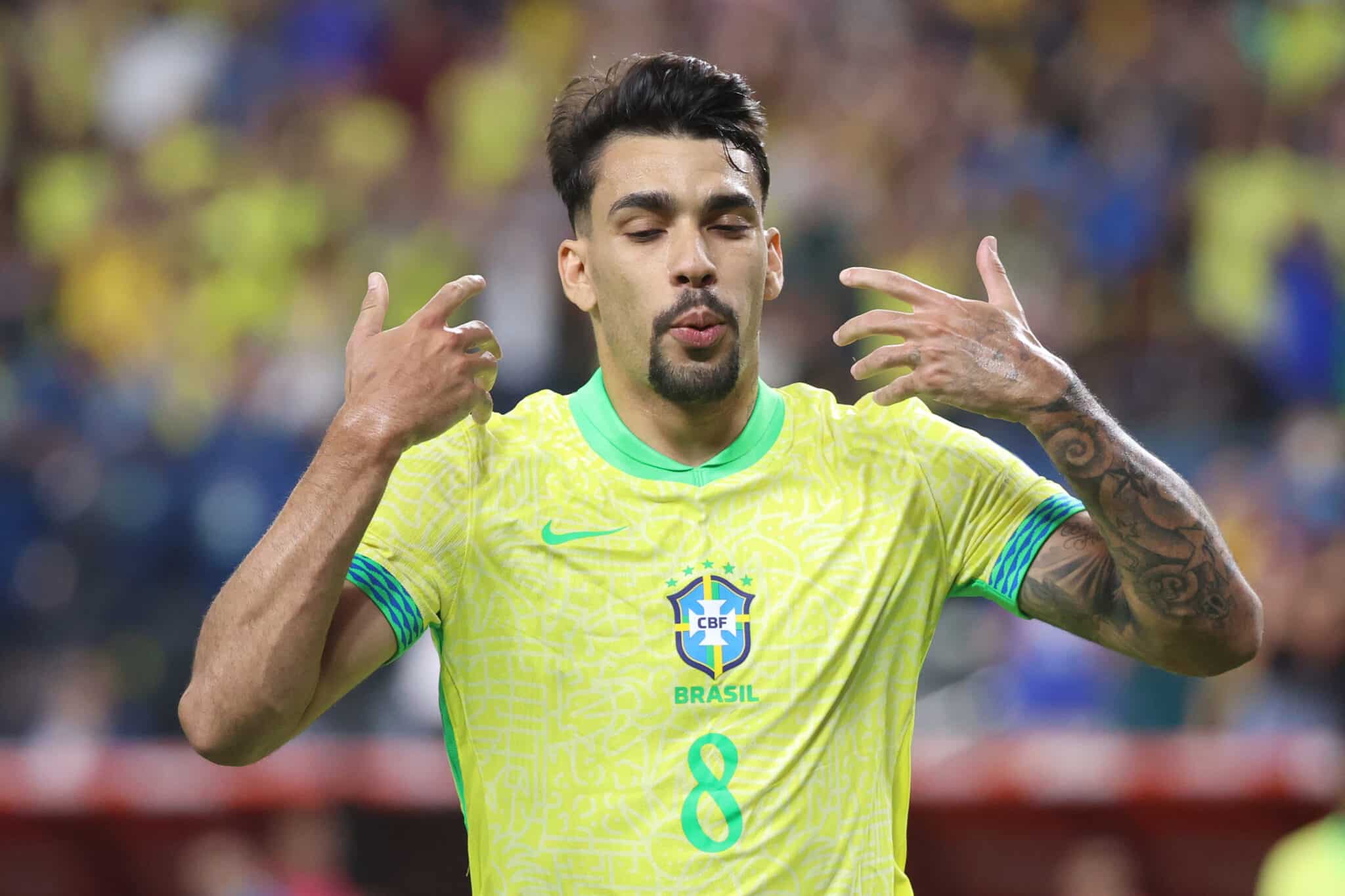 Lucas Paquetá comemorando gol de pênalti