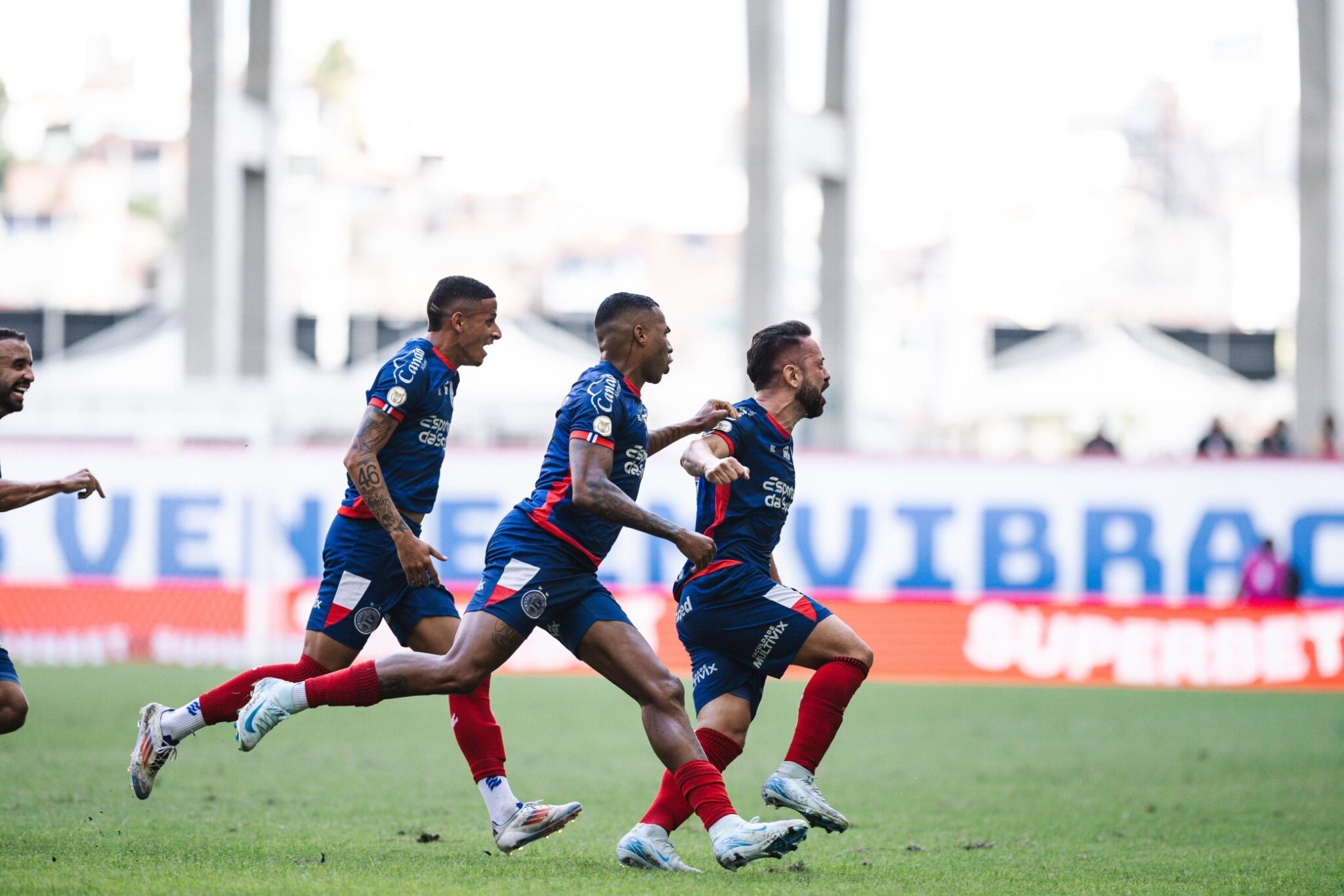 Everton Ribeiro comemora gol em Bahia x Vitória