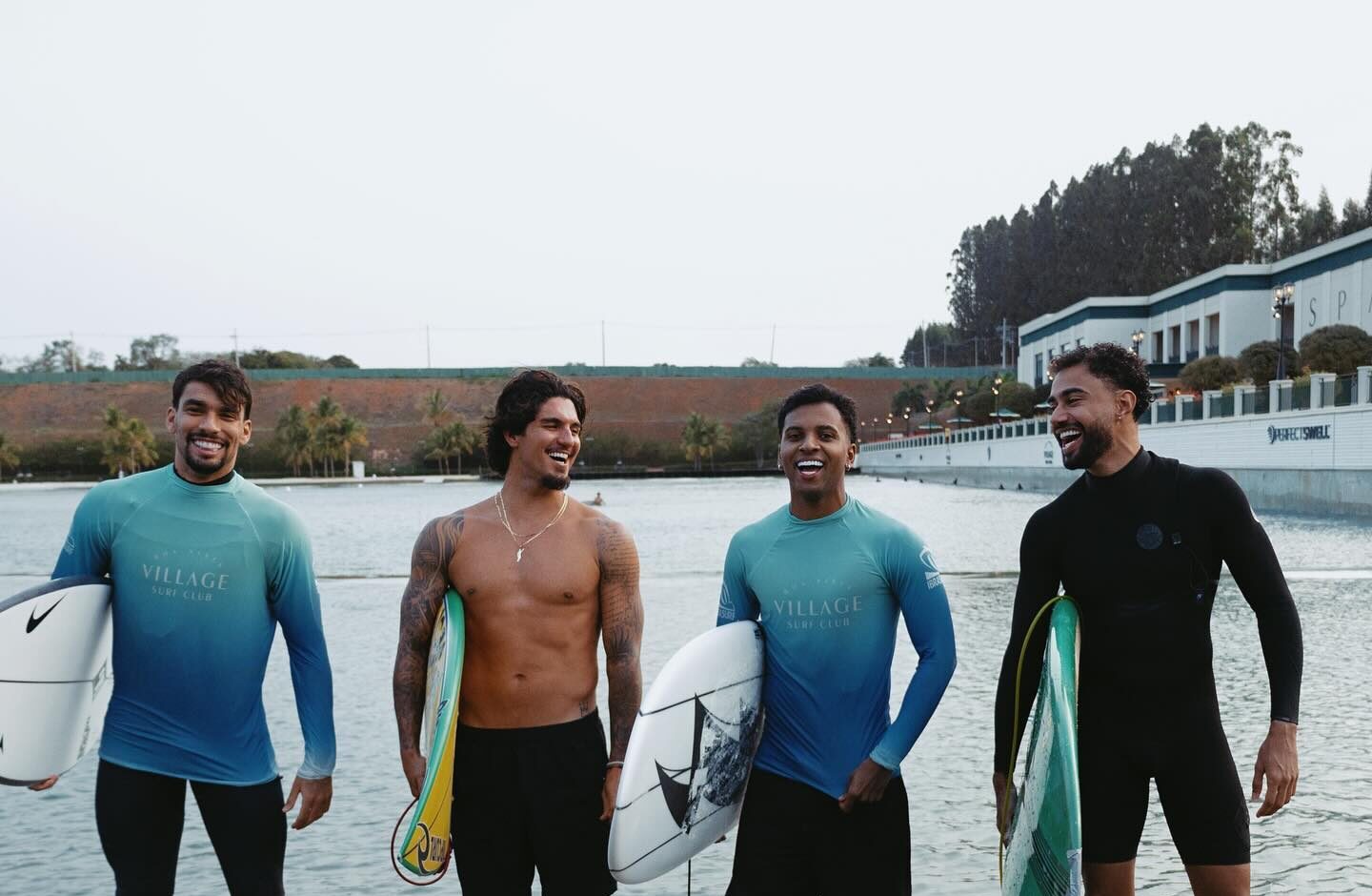Gabriel Medina e Lucas Paquetá surfando juntos