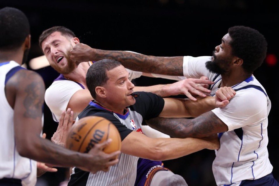 Naji Marshall e Jusuf Nurkic brigando na NBA