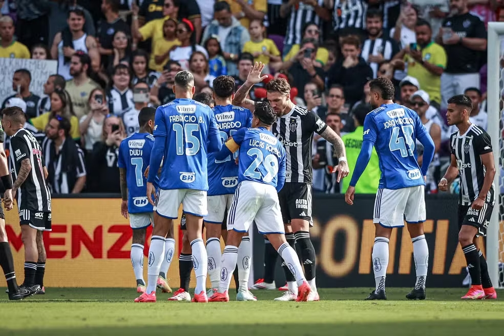 Fabrício Bruno, Lyanco e outros jogadores em briga de Atlético-MG x Cruzeiro