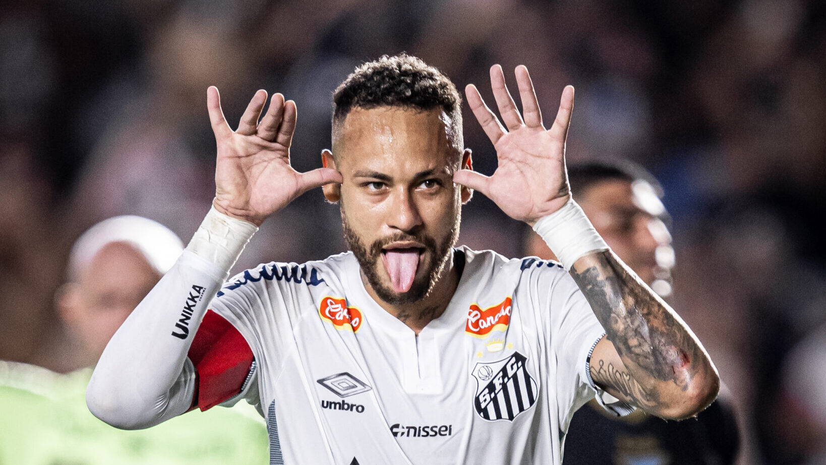 Neymar comemorando gol pelo Santos