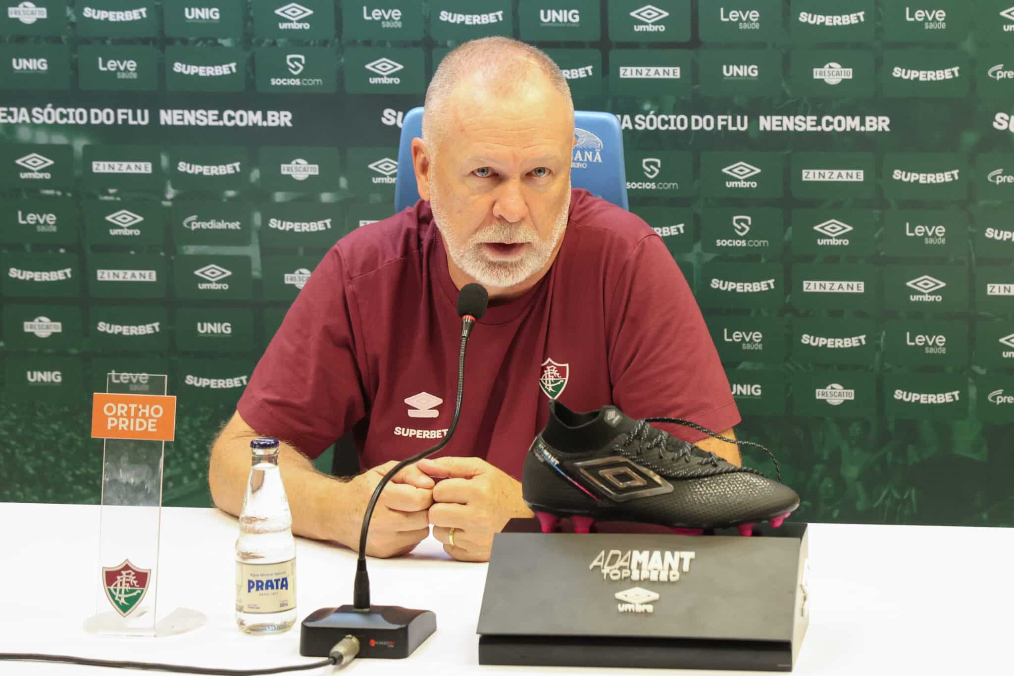 Mano Menezes em coletiva do Fluminense