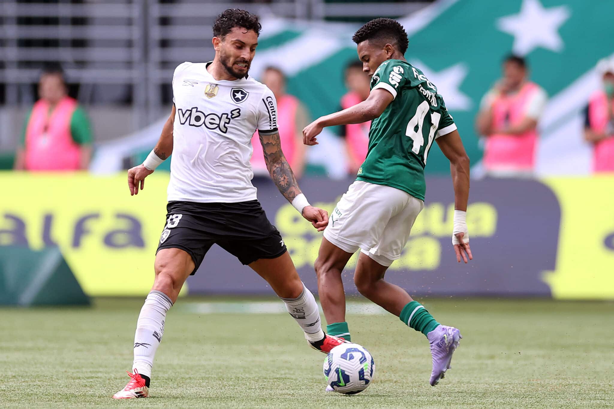 Alex Telles e Estêvão em campo por Palmeiras x Botafogo