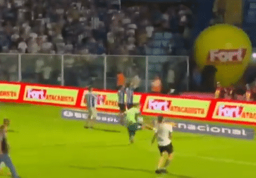 jorge jimenez da chapecoense agredindo torcedor