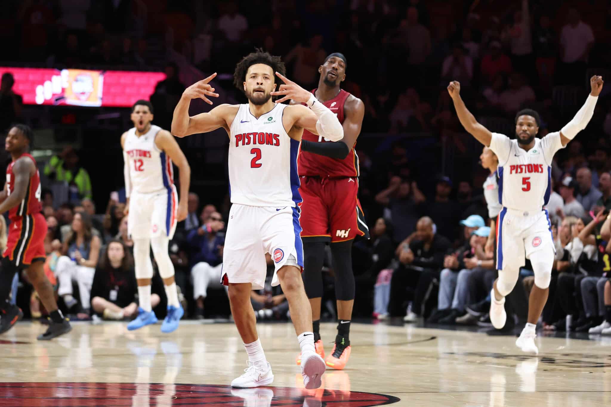 Cade Cunningham celebrando cesta do Detroit contra Miami