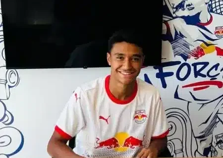 Pedro Severino assinando seu contrato com o RB Bragantino