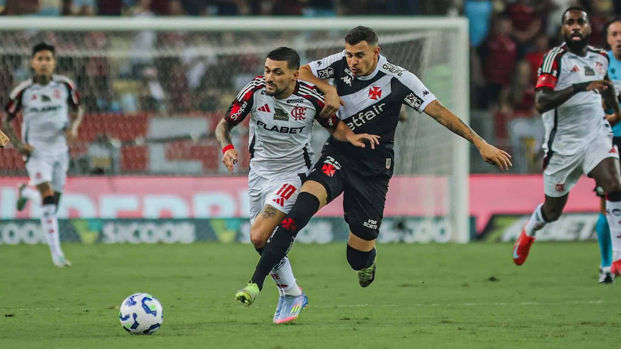 Hugo Moura em ação no jogo entre Vasco e Flamengo