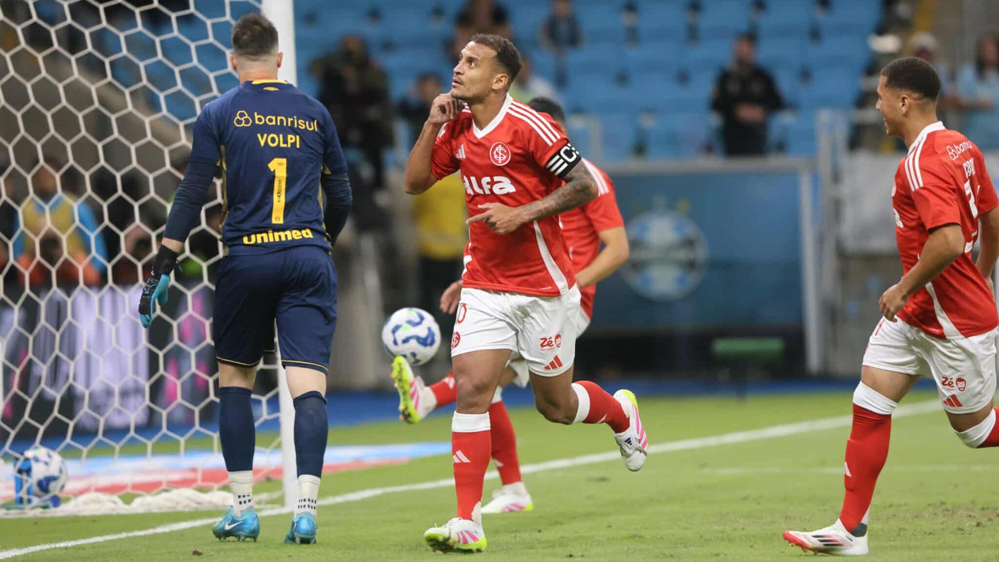 Alan Patrick comemorando gol no Grenal 447