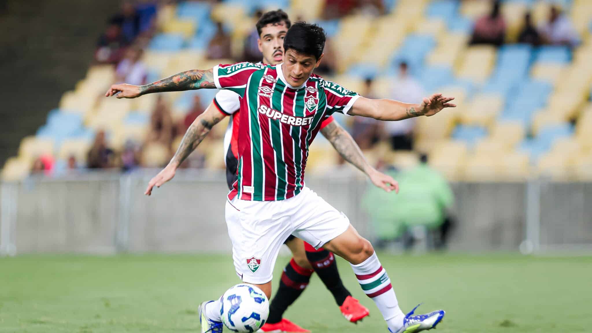 Germán Cano em disputa de bola no jogo entre Fluminense e Vitória