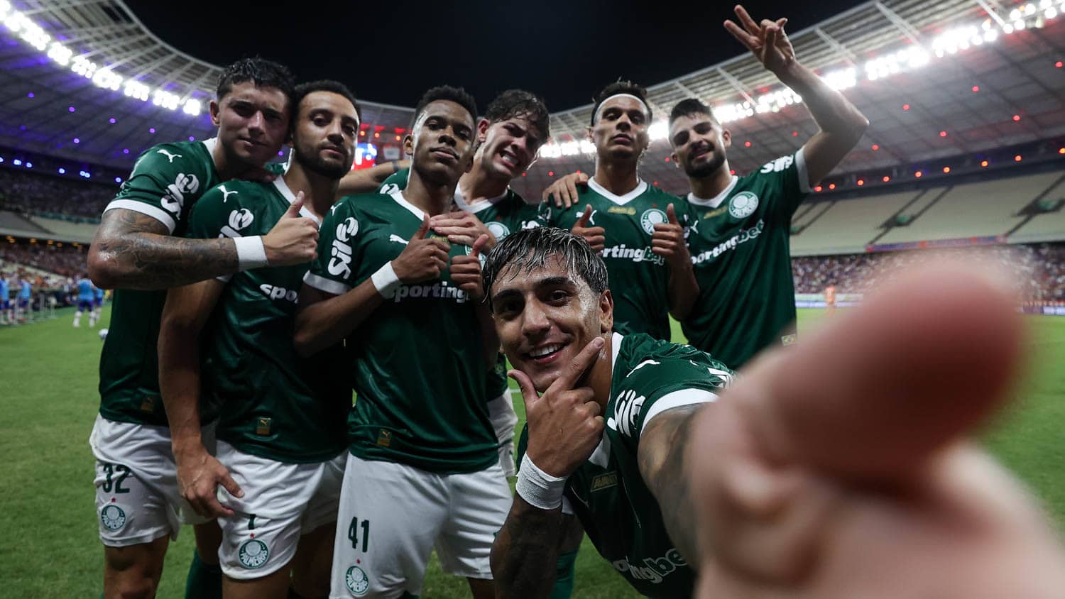 Jogadores do Palmeiras comemoram gol sobre o Fortaleza