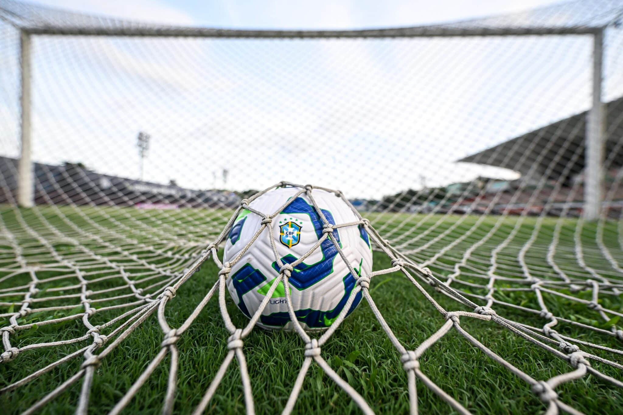 Bola do Brasileirão na rede de um gol