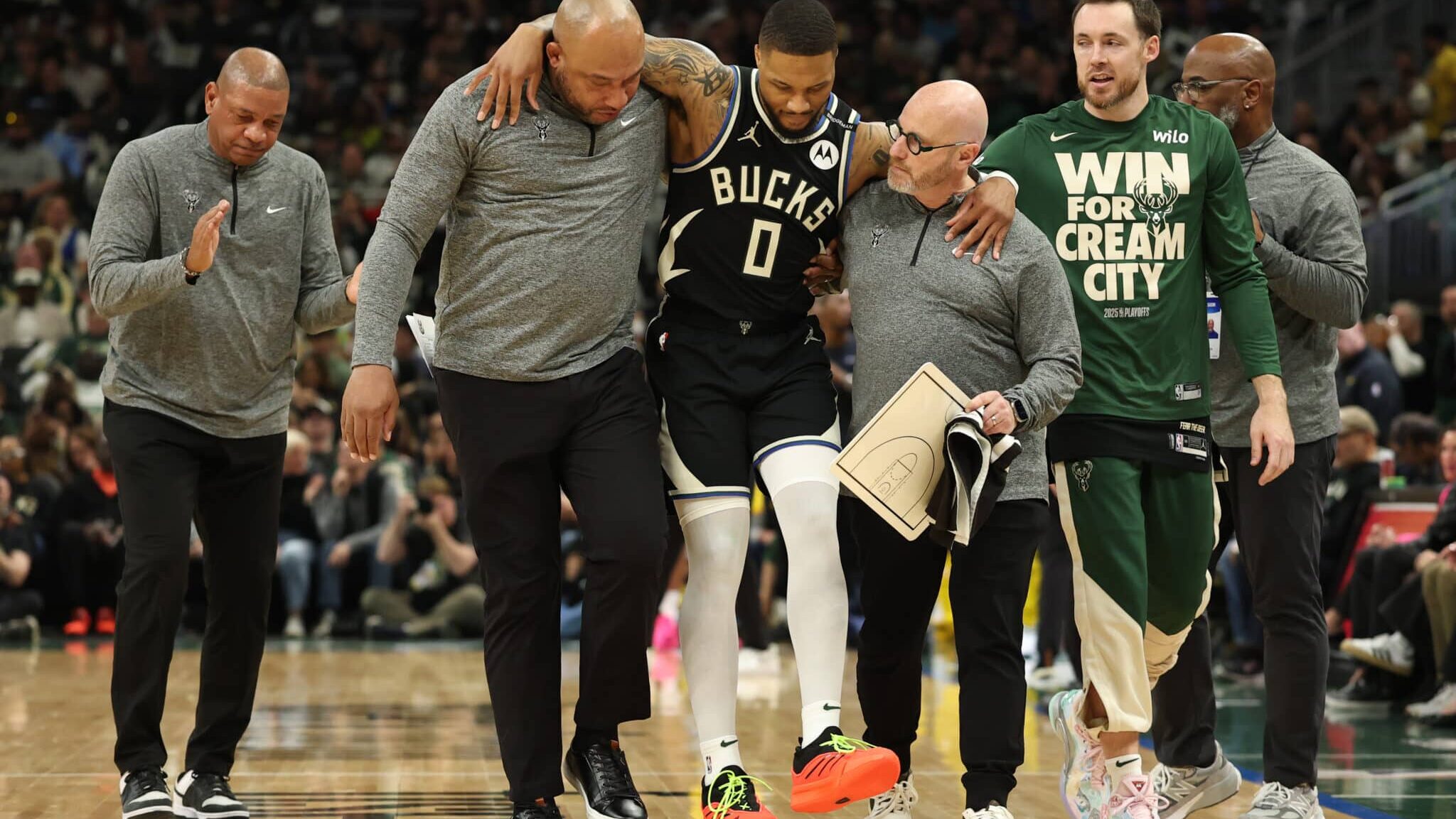 Damian Lillard deixa a quadra carregado