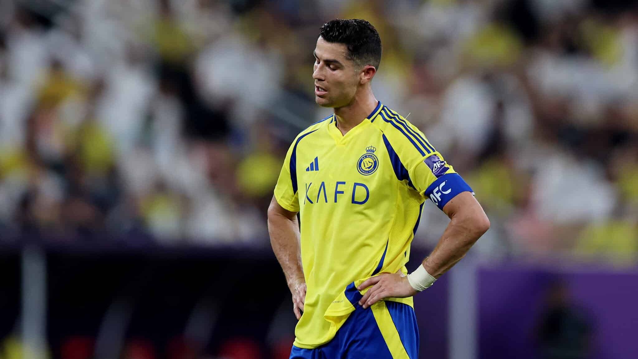 Cristiano Ronaldo com as mãos na cintura