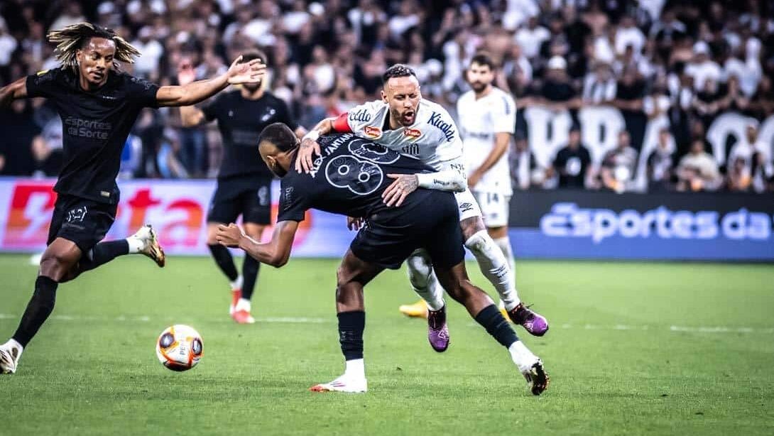 Alex Santana, do Corinthians, em disputa de bola com Neymar, do Santos