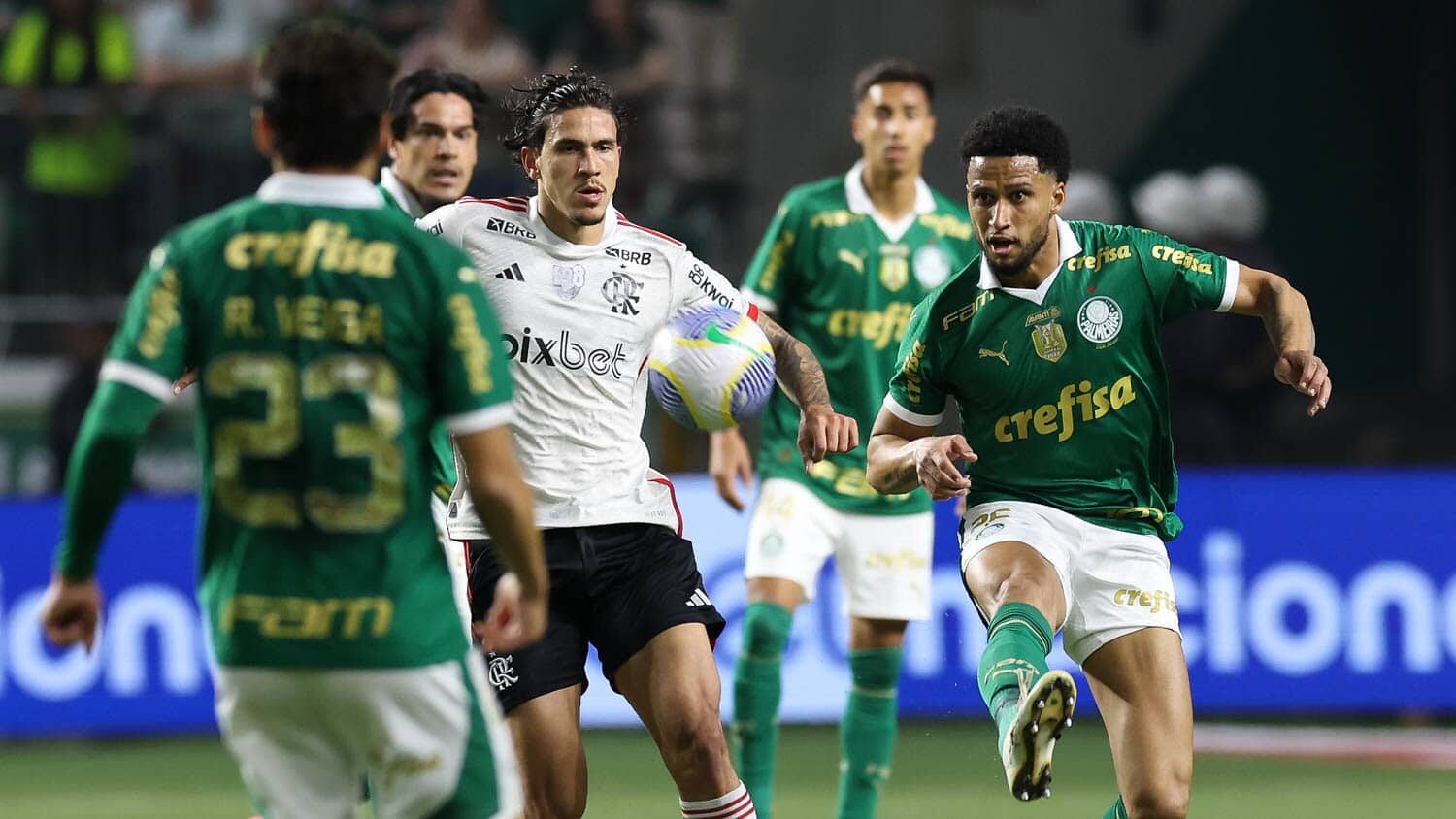 Pedro, do Flamengo, e Murilo, do Palmeiras, na disputa pela bola