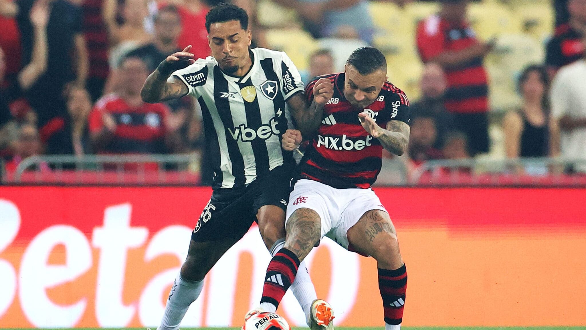 Gregore, do Botafogo, e Everton Cebolinha, do Flamengo, em disputa de bola
