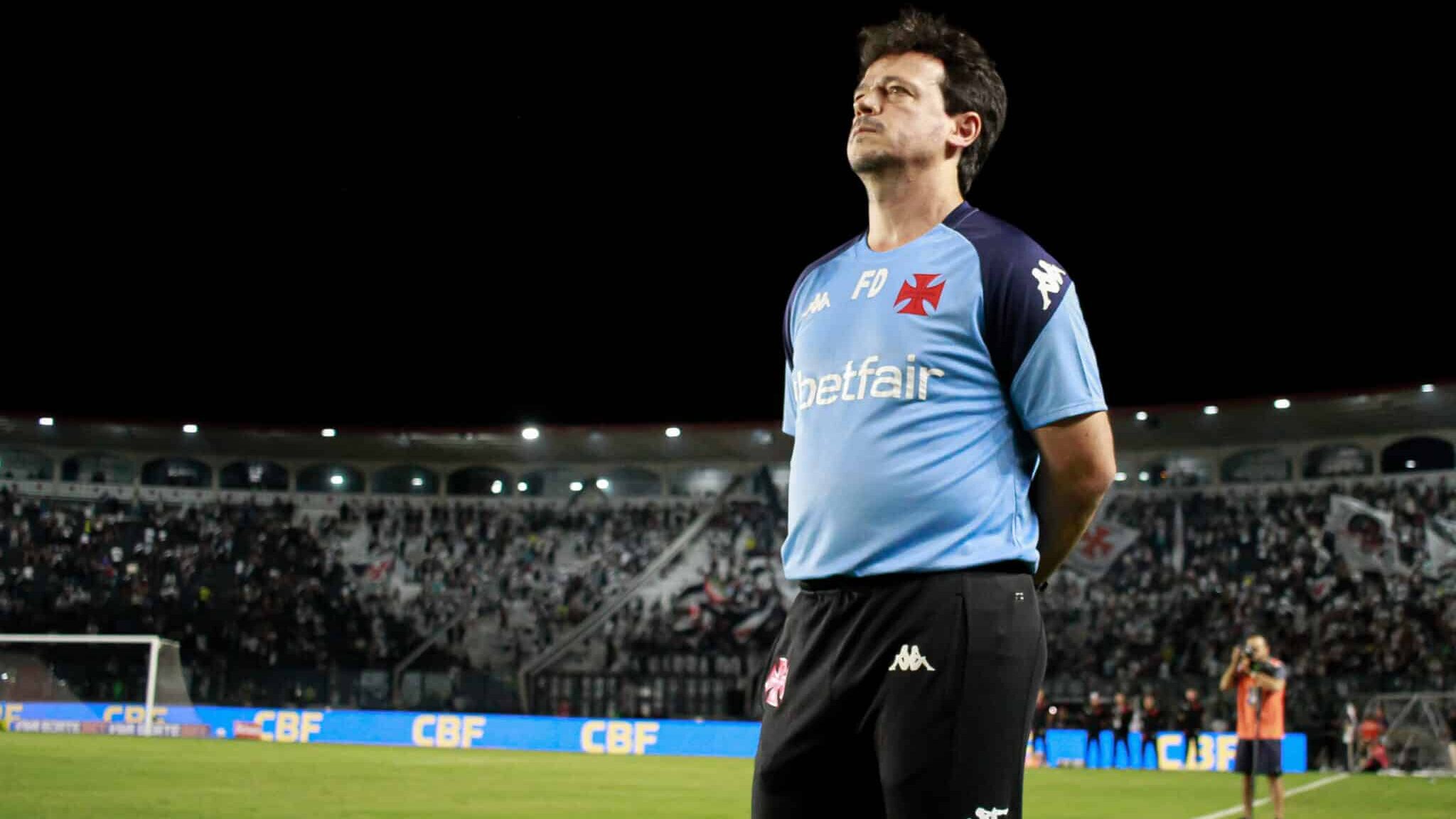 Fernando Diniz à beira do campo em jogo do Vasco