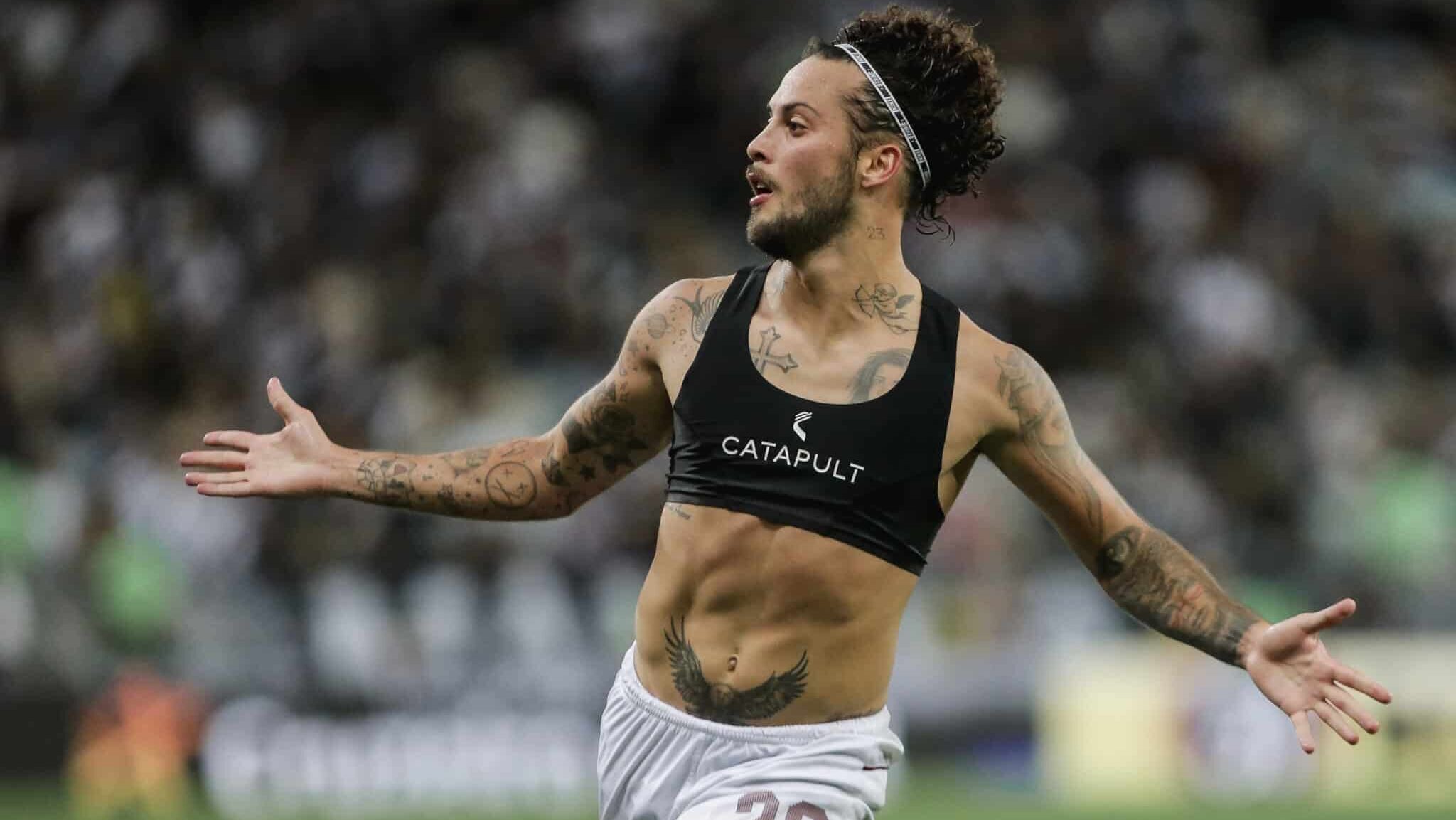 Guga comemorando gol no clássico contra o Vasco