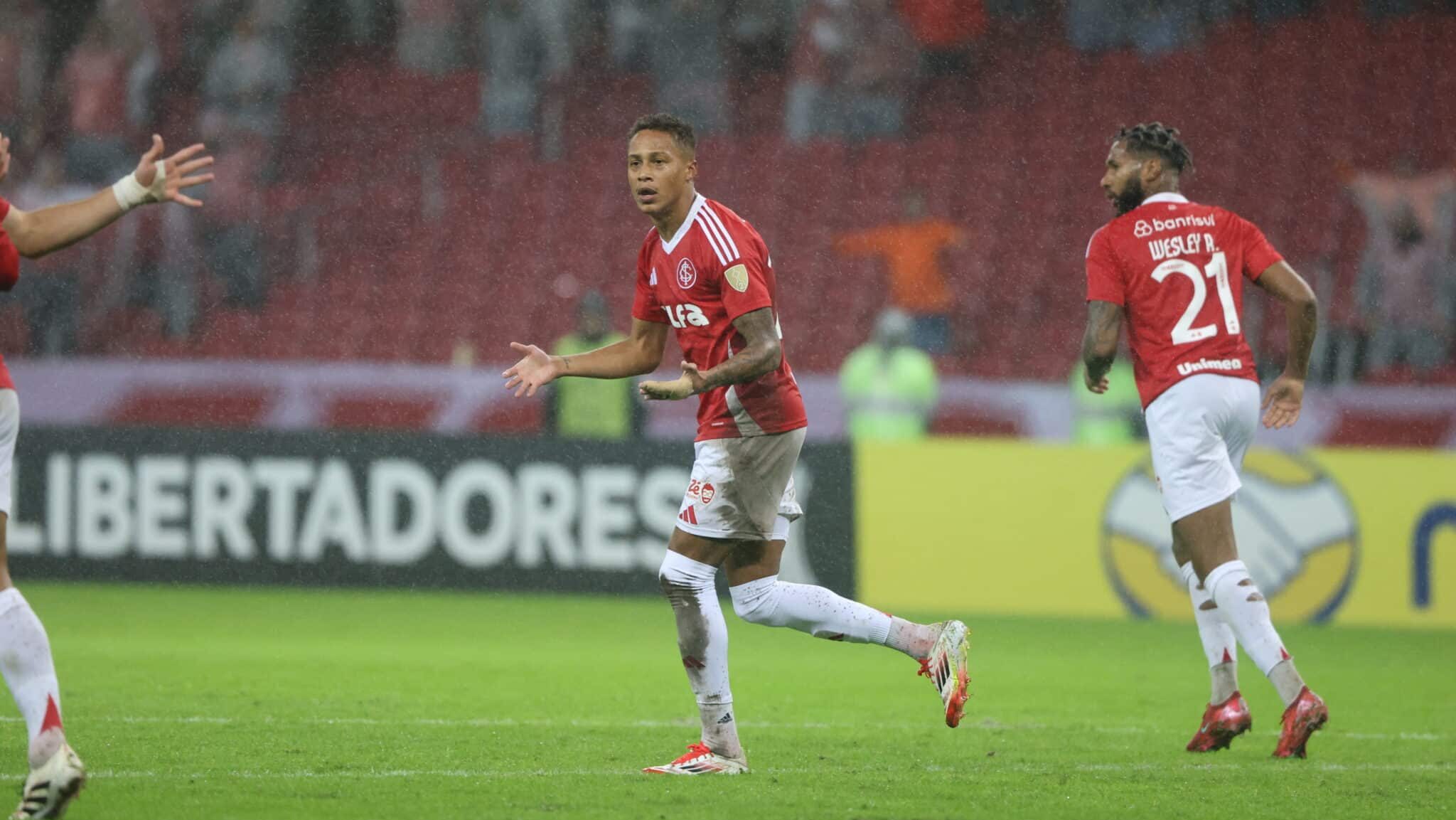 Vitinho comemorando gol