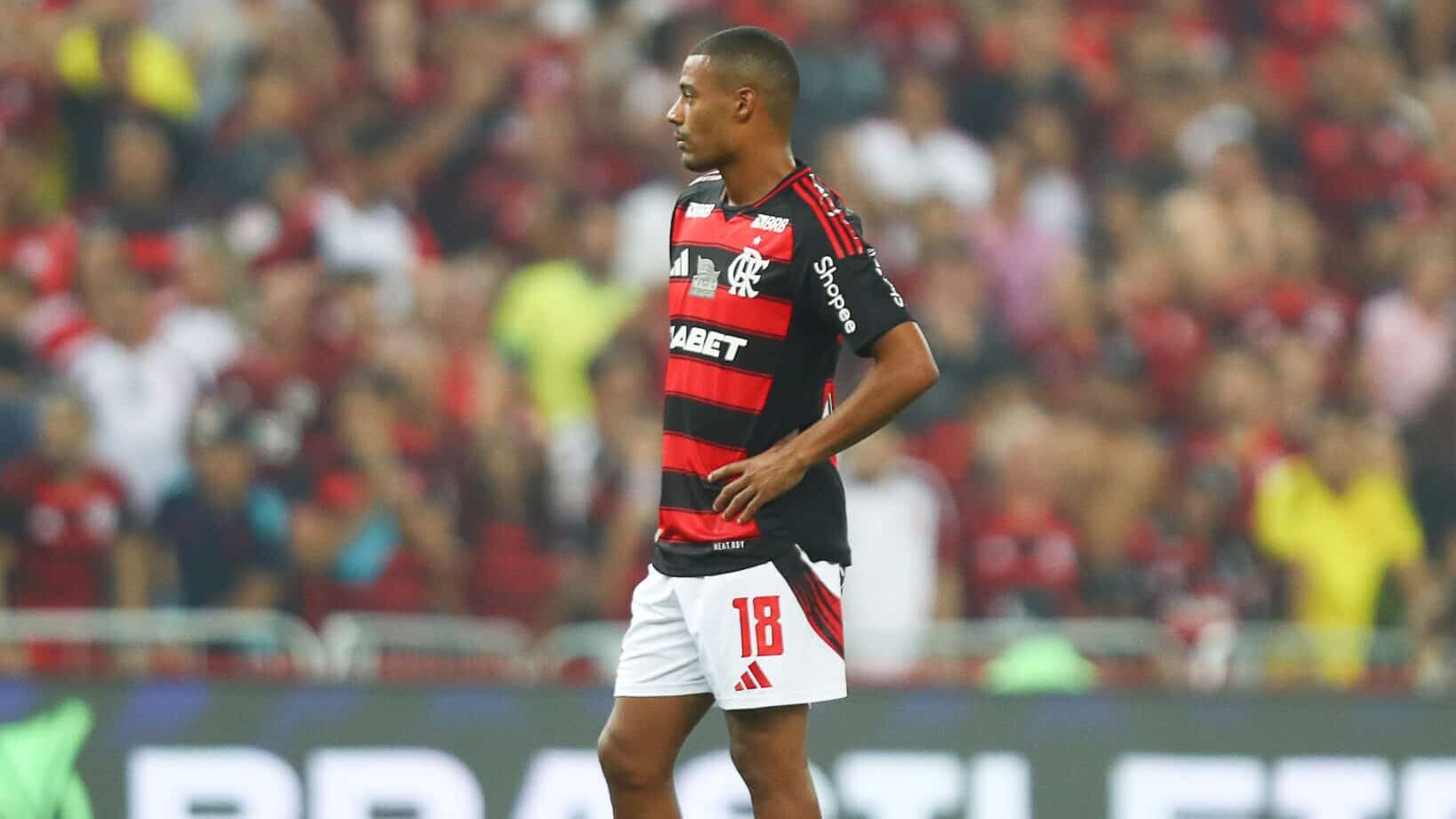De La Cruz com as mãos na cintura