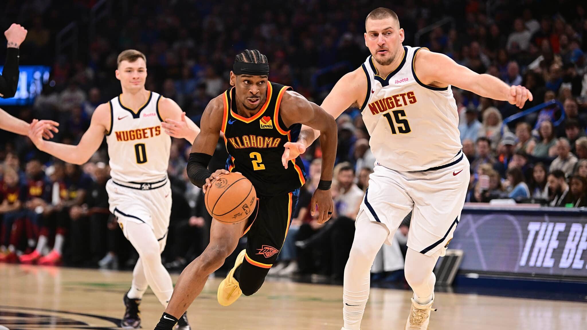 Shai Gilgeous-Alexander, do Thunder, conduz a bola com a mão direita e passa por Jokic, dos Nuggets