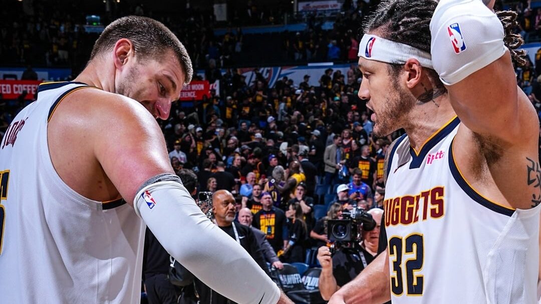 Jokic e Aaron Gordon pelo Denver Nuggets
