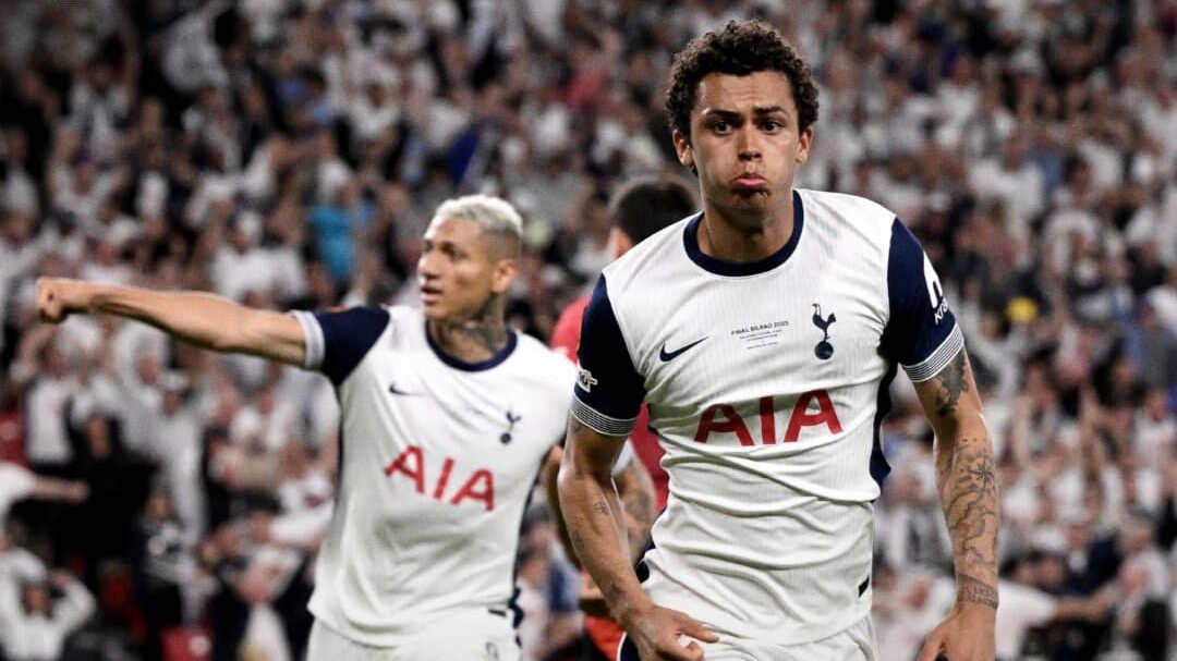 Brennan Johnson na comemoração do gol do título do Tottenham