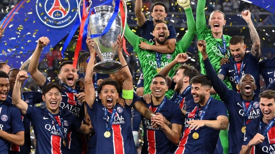 Jogadores do PSG levantam a taça da Champions