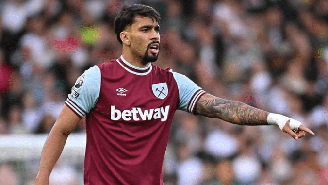 Lucas Paquetá gesticula durante jogo vestindo uniforme do West Ham
