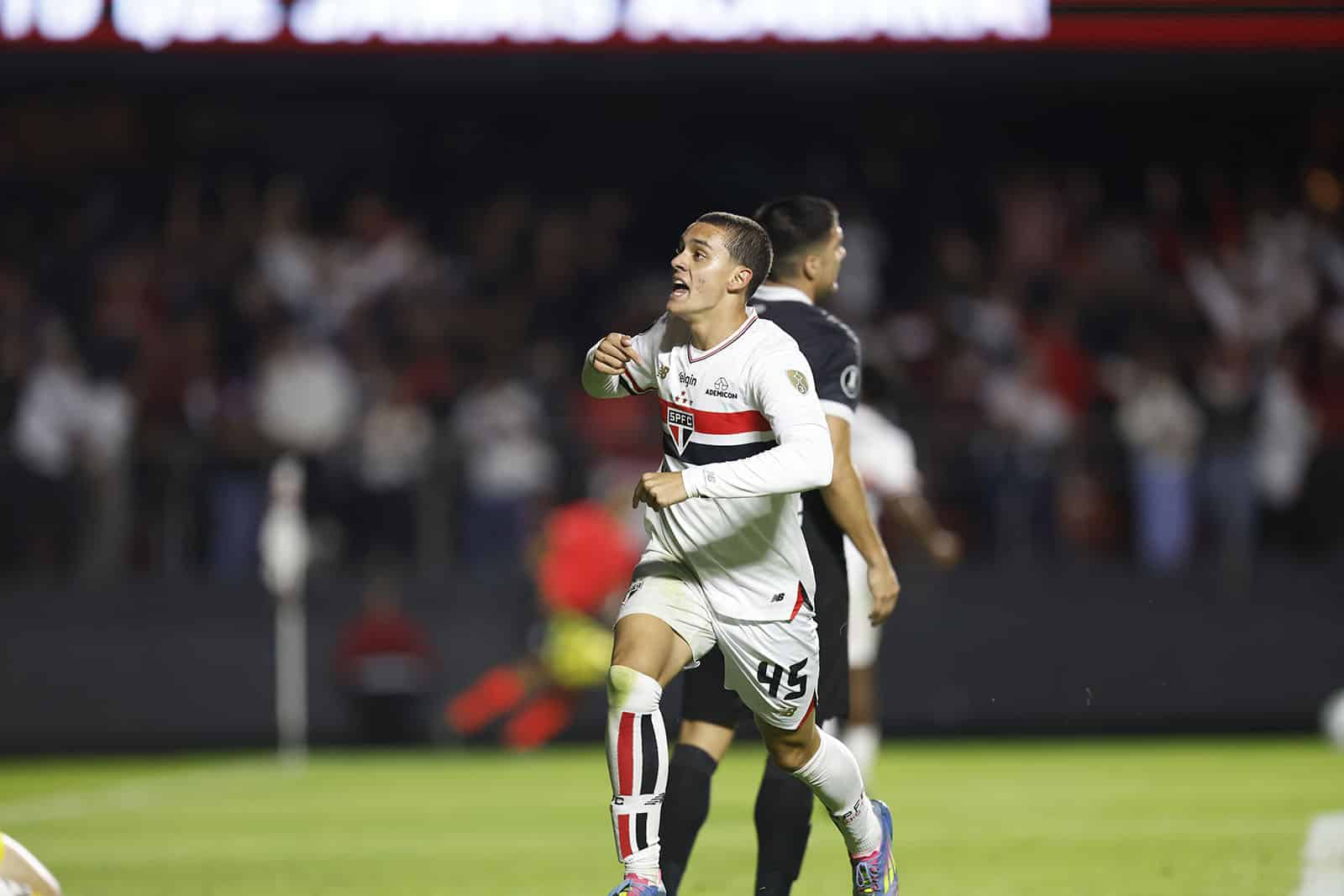 Jogador Lucca comemora seu gol sobre o Libertad